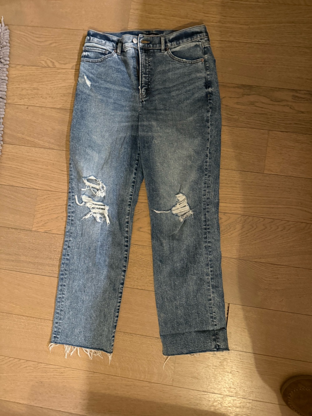 Distressed Straight-Leg Blue Jeans e